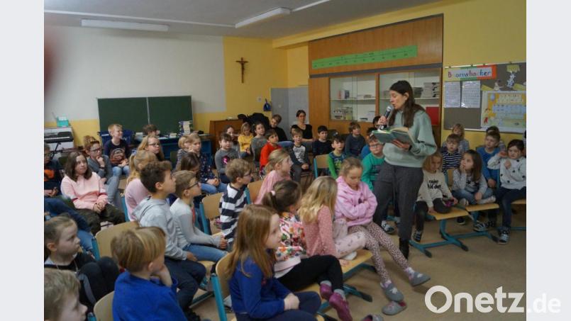 Kinder- und Jugendbuchautorin Isabel Abedi findet mit ihren spannenden Geschichten bei den 60 Kindern der Grundschule Schirmitz großen Anklang. Bild: du
