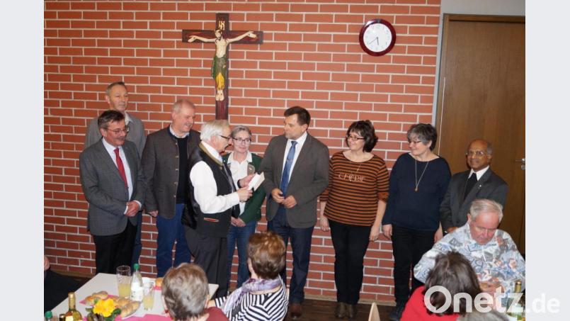 Verabschiedung von Caritas Geschäftsführer Günther Koller, mit Übergabe eines Präsents. Von links nach rechts: 2. Vorstand Hermann Schmaußer, Pfarrer Klaus Birnthaler, Diakon Richard Sellmeyer, 1. Vorstand Josef Huf, Pflegedienstleitung Christl Knorr, Geschäftsführer a. D. Günther Koller, Schriftführerin Elisabeth Franz, Kassiererin Angelika Trummer und Ruhestandspfarrer Joseph Madathiparampil. Bild: snn