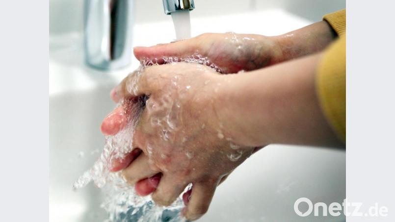 Mit Wasser und Seife gegen alle Krankmacher: Hygiene schützt vor Grippeviren, die gerade vermehrt umgehen. Bild: Ole Spata/dpa