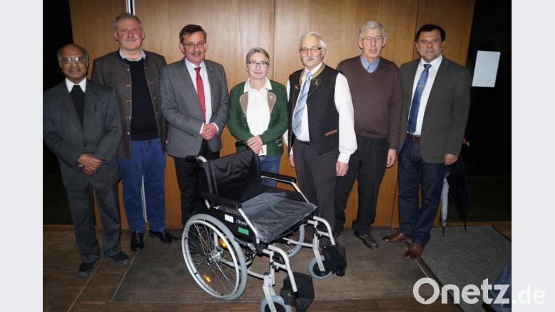 Der Krankenpflegeverein der Pfarrei Hohenkemnath übergibt einen Rollstuhl (von links): Ruhestandspfarrer Joseph Madathiparampil, der neue Geschäftsführer Diakon Richard Sellmeyer, Pfarrer Klaus Birnthaler, Pflegedienstleitung Christl Knorr, Vorsitzender Josef Huf, Caritas-Ex-Vorstandsmitglied Christian Wenkmann sen. und der ehemalige Geschäftsführer Günther Koller. Bild: snn