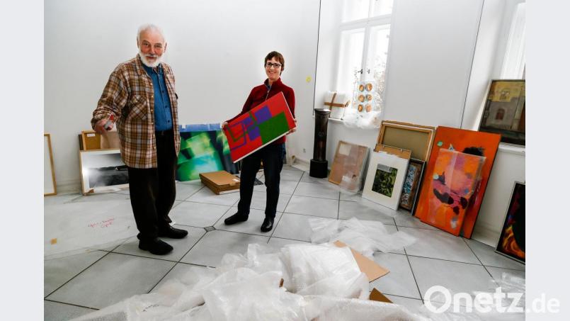 Künstlerhaus-Leiterin Christina Lanzl (rechts) und ihr Vor-Vorgänger Heiner Riepl katalogisieren die Kunstwerke, die die Kebbel-Villa für den Bezirk, die Stadt und den Förderverein verwaltet. Das Bild &quot;Trans&quot; von Markus Kronberger, das Lanzl in Händen hält, hat beispielsweise die Stadt im Jahr 2009 angekauft. Bild: Clemens Hösamer