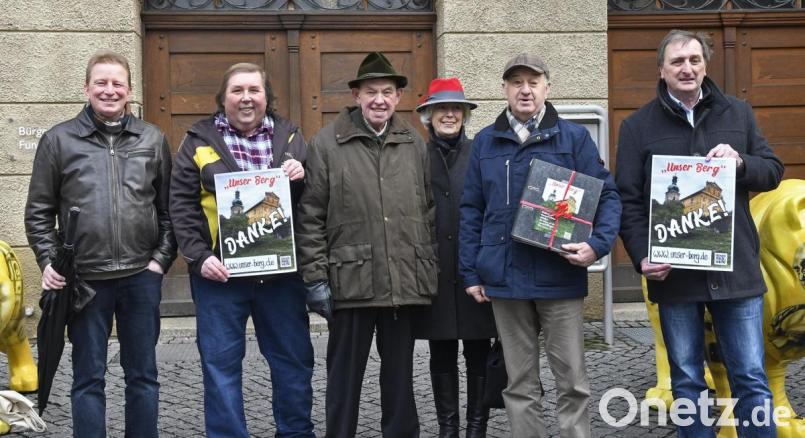 Die Vertreter der IG Unser Berg mit den Unterschriften für das Bürgerbegehren vor dem Amberger Rathaus. Bild: Petra Hartl