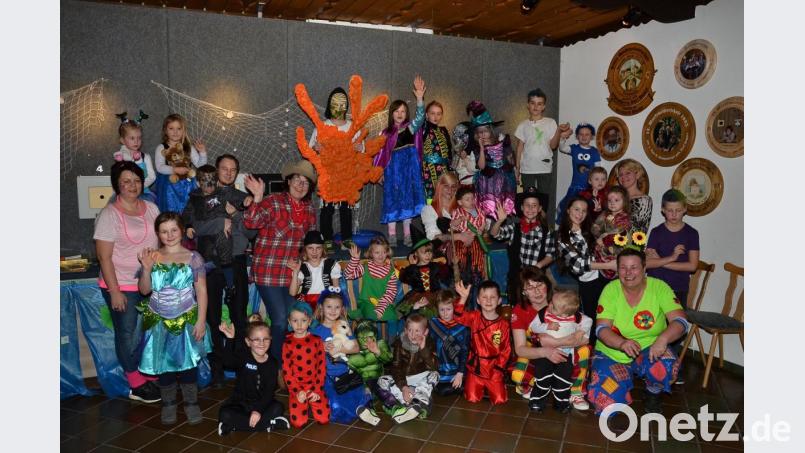 Ein bunt verkleidetes Narrenvolk der jüngsten Generation vergnügt sich beim Kinderfasching im Frankenreuther Schützenhaus. Bild: fjo
