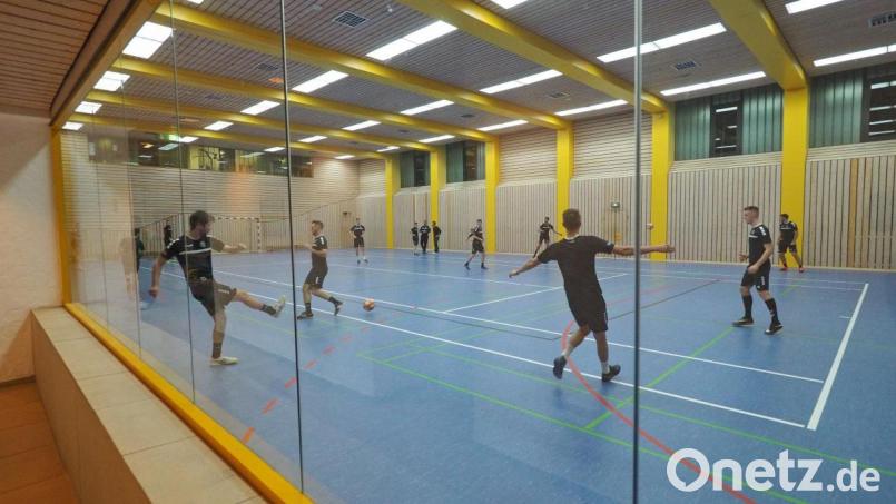 Auftakt 2020: In der Halle des Conrad Sportvereins in Hirschau legten die Fußballer der DJK Gebenbach am Dienstag Abend los. Bild: ref