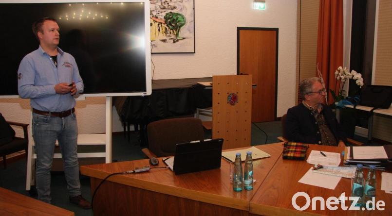 In der jüngsten Gemeinderatssitzung informiert Eduard Maier von der Neumarkter Breitbandberatung Bayern über den Ausbaustand beim Internet in der Marktgemeinde. Rechts im Bild: Bürgermeister Toni Dutz. Bild: wro