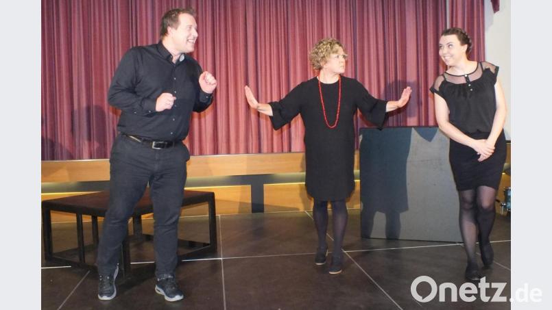Die Regisseurin (Sabine Prün, Mitte) ist schwer entsetzt, denn die dialektfreudige Nachbarin (Carolin Rippel, rechts) will die Julia spielen, und der Polizist (Thomas Spörrer ) soll der Romeo sein. Bild: bba