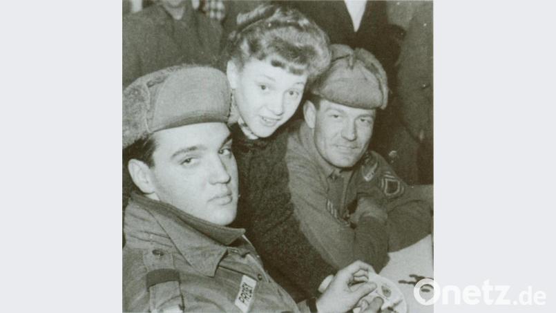 Heute vor genau 60 Jahren im Hirschauer Gasthaus Goldenes Lamm aufgenommen: Elvis Presley (links) signiert einen Bierdeckel, den ihm ein Mädchen aus der Stadt auf den Wirtshaustisch legt. Fotograf war der Lokalreporter Sepp Müller. Später gab Müller das Negativ an seinen Amberger Journalistenkollegen Wolfgang Houschka, bat um Rückgabe und sagte: &quot;Du kannst Dir einen Abzug davon machen. Aber behalte ihn in Deinem Privatbesitz.&quot; Bild: Sepp Müller