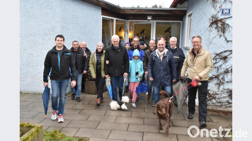 Vom Tierheim-Hauptgebäude aus, das es voraussichtlich Ende 2021 nicht mehr geben wird, machen sich die Mitglieder der Bürgerliste auf zur Wanderung zum Schätzlerbad. Bild: hcz