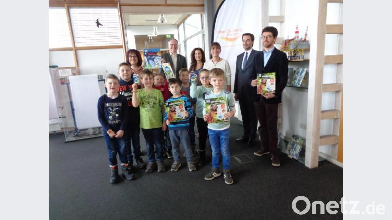 Alexander Beer (Vierter von links) mit seiner Geburtstagsgesellschaft und (von links) Marina Beer, Dr. Frank Holzförster, Sandra Henkens (Tourismusbüro), Andrea Mack, Stephan Oetzinger (Vorsitzender), Christian Frey (Bildungsmanager im Landkreis NEW). Bild: exb/Andrea Mack