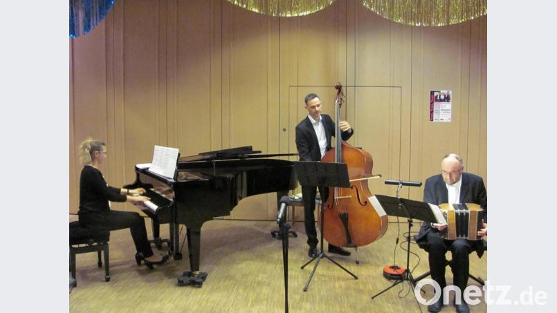 Die ergreifende Vielfalt des Tango Argentino präsentierte das Tango-Trio Gabla im Pressather Pfarrsaal mit großer musikalischer Spielfreude. Das Ensemble besteht aus (von links) Tatjana Kwint am Flügel, Tobias Kalisch am Kontrabass und Norbert Gabla mit dem Bondoneon. Bild: rbr