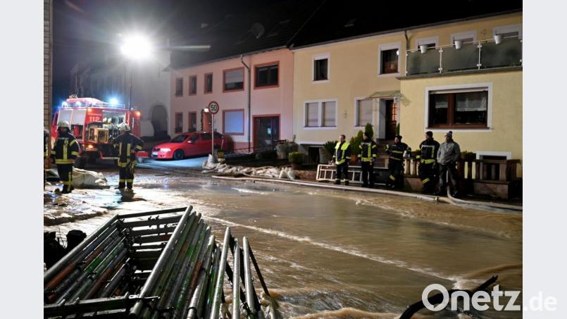 In der Nacht wurde ein Teil des Ortskerns von&nbsp;Aach bei Trier von einem&nbsp;Bach überschwemmt. Bild: Harald Tittel/dpa