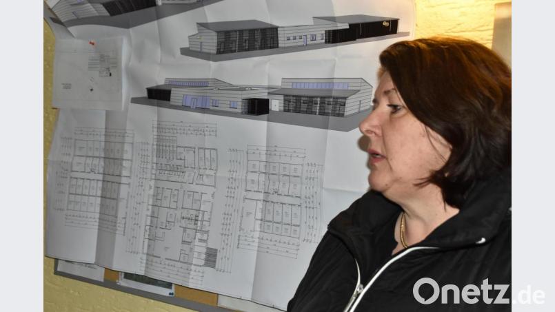 Tierschutzvereinsvorsitzende Mariele Junak erläutert die Planungen für den Neubau des Tierheims. Bild: hcz