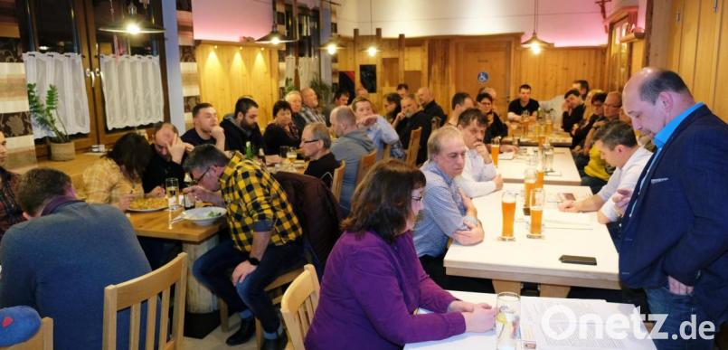 Über ein volles Haus freut sich Bürgermeisterkandidat Manfred Plößner (rechts) bei der Wahlversammlung der Freien Wählergemeinschaft im Schützenheim in Oberbibrach. Bild: do