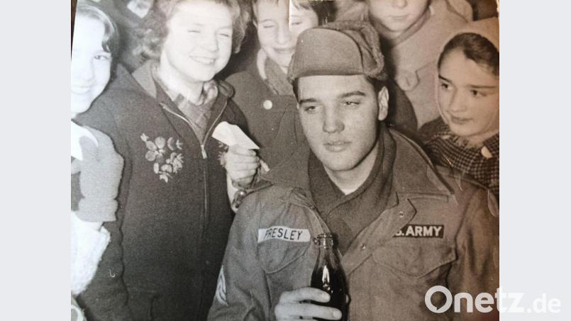 Da strahlten seine Hirschauer Fans und viele von ihnen tun das bis heute: Elvis Presley im Gasthaus Goldenes Lamm, eine Colaflasche vor sich und inmitten eine Sympathiebekundung, die ihm an einem eiskalten Wintertag entgegenschlug. Bild: Sepp Müller Bild: Sepp Müller
