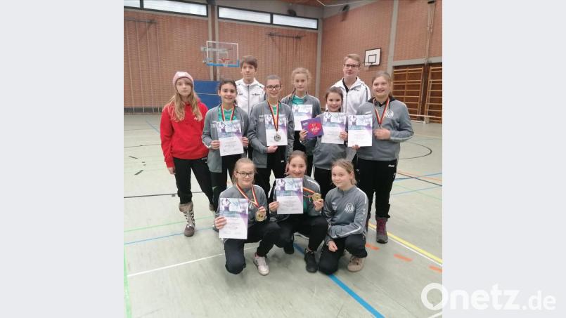 So sehen erfolgreiche Neusorger Tischtennisspieler aus: (knieend von links) Sarah Hecht, Emilia Sperrer und Selina Dötterl sowie (hinten von links) Paulina Heindl, Saskia Sacher, Betreuer Noah Ernstberger, Emily Sischka, Antonia Schraml, Hannah Sischka, Andreas Moller und Nele Philipp. Bild: gsr