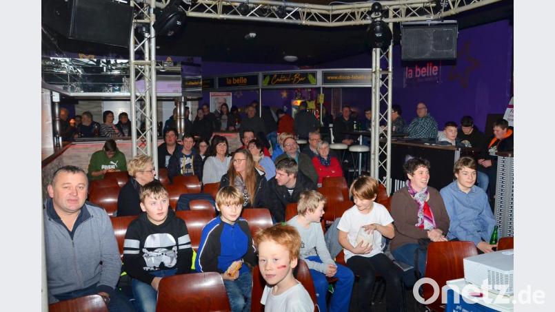 Jung und Alt genießen das gemeinsame Filmerlebnis inmitten der Disco &quot;La Belle&quot;, wo vor vielen Jahrzehnten das Waidhauser Kino seine Heimat hatte. Bild: fjo