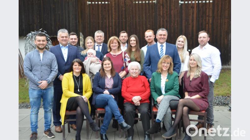 Ihr größtes Glück sind für Maria Lukas (vorne, Mitte) ihre Kinder, Schwiegerkinder, Enkel und seit November auch Leni, das erste Urenkelchen. An Mariä Lichtmess feiert sie 85. Geburtstag. Bild: dob