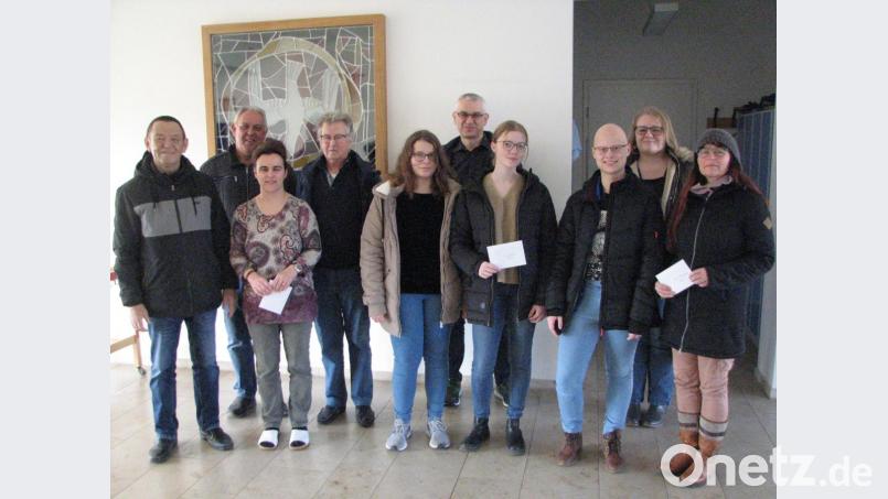 Über den Geldsegen der Kolping-Vorsitzenden Georg Schlehuber und Georg Seiser (von links) freuen sich Silke Sommer, Engelbert Mayer, Hubert Grill, Leonie Tafelmeier mit zwei Ministrantinnen, Susanne Hausmann und Claudia Bertelshofer. Bild: knh
