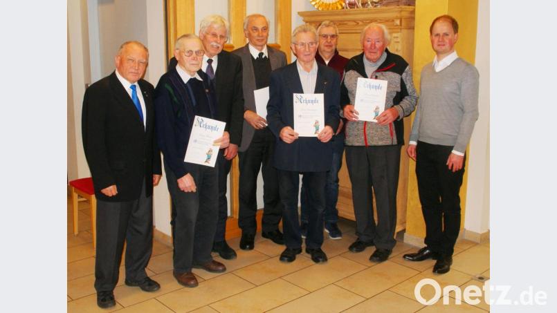 Zentralpräses Josef Schwemmer (links), Präses Stefan Wagner (rechts) und Omann Martin Fuchs (Dritter von links) ehrten die langjährigen Mitglieder. Bild: agr
