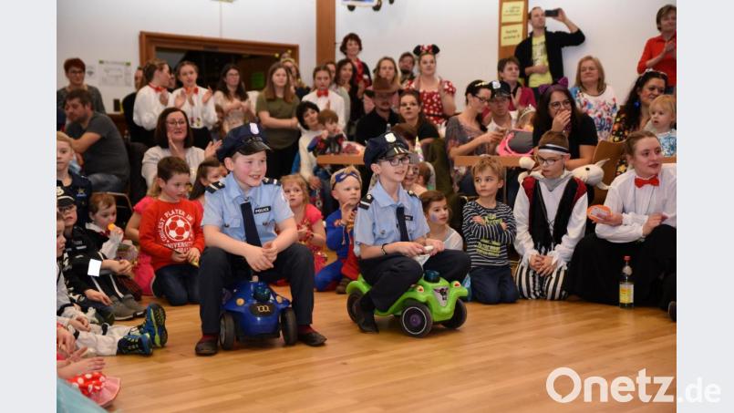 Beim Schautanz der Kindergarde zum Thema &quot;Bankräuber&quot; kam auch die &quot;Polizei&quot; zum Einsatz. Bild: gbj