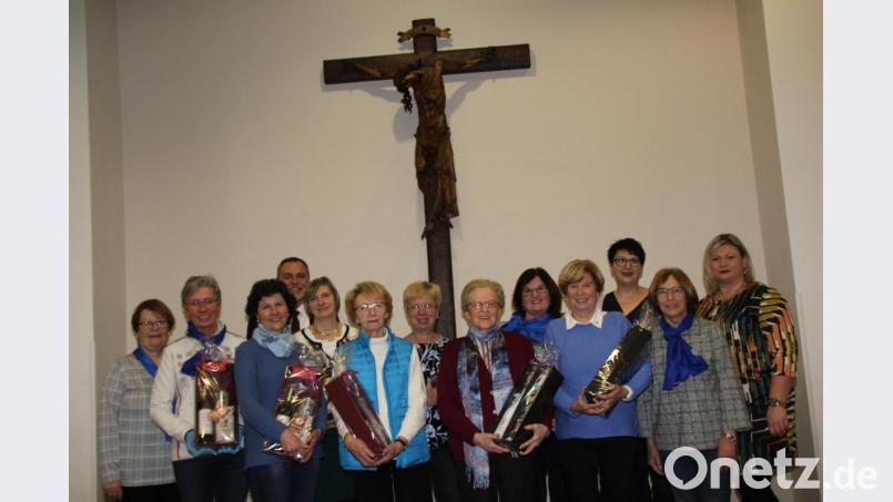Das Vorstandsteam des Frauenbunds konnte gemeinsam mit den Vertreterinnen aus dem KDFB-Bezirk Amberg-Sulzbach bei der Jahreshauptversammlug eine ganze Reihe treuer Mitglieder ehren: Hartmann Anita, Graf Veronika, Horst Resi, Auer Claudia, 
Koller Helga, Hottner Monika, Plößl Anna, Kraus Maria, Pannek Doris, Stauber Petra, Bäumler Lydia, Aufschneider Kerstin und Pilarski Anneliese (v.l.); Pfarrer Josef Irlbacher (Dritter v.l.) gratulierte. Bild: ads