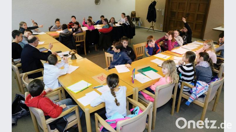 Anstelle von &quot;Fräulein Lehrer&quot; steht Bürgermeister Albert Nickl beim Besuch der vierten Klasse der Grundschule &quot;Am Rauhen Kulm&quot; im Sitzungssaal des Gemeindezentrums Rede und Antwort. Bild: do