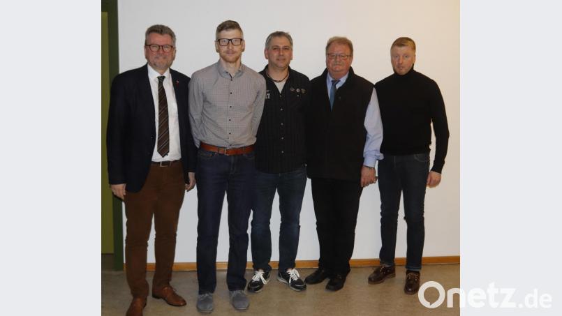 Ehrungen für 25 Jahre im Feuerwehrdienst (von links): Bürgermeister Miachael Göth, die Jubilare Florian Kaufmann und Markus Weber, Vorsitzender Hans König und Kommandant Jürgen Schloß. Bild: mfh