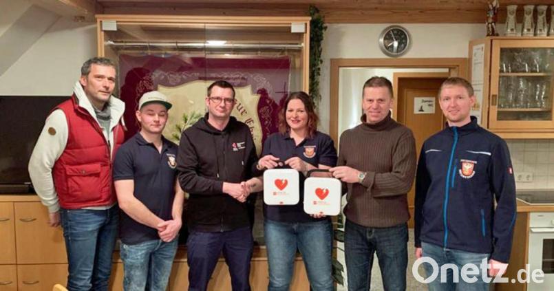 Mitglieder des Vorstands der Feuerwehr bei der Defi-Schulung: (von links) Gerhard Schindler, Patrick Fischer, Dozent Stephan Macht, Katharina Gradl, Hubert Linhardt und Manuel Gundel. Bild: ü