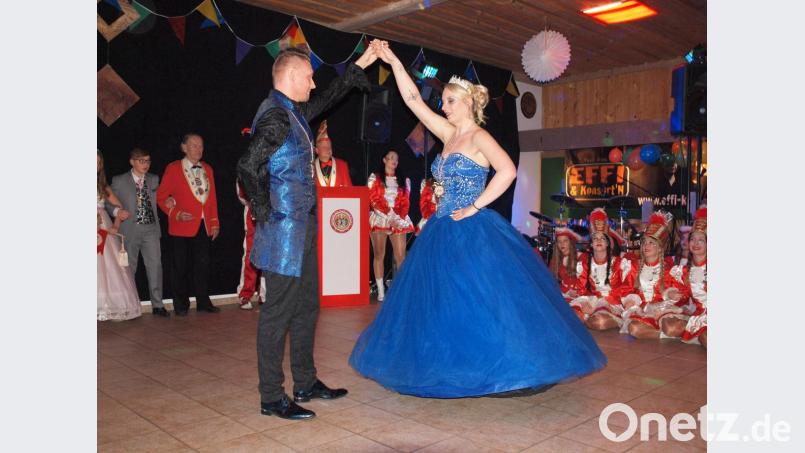 „Prinzessin Melanie III. und Prinz Sven I. setzten nach dem Gardetanz mit ihrem Ehrentanz noch ein Sahnehäubchen drauf. Bild: sön