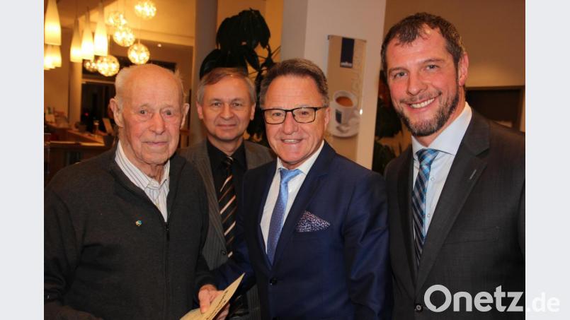 Karl Ernstbeger aus Wiesau war der Star des Abends. Zu 60 Jahren CSA-Mitgliedschaft gratulierten ihm (von rechts) Kreisvorsitzender Huberth Rosner, Reiner Meier und stellvertretender CSA-Kreisvorsitzender Kurt Scharf. Bild: kro