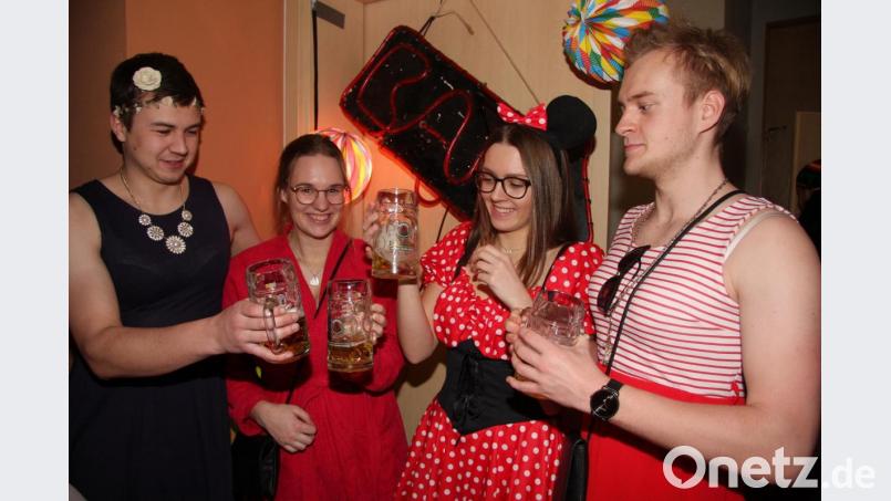 Zum Faschingsball in Schönhaid gehörten auch bunte Kostüme. Maskenzwang, um hineingelassen zu werden, bestand aber nicht. Bild: wro