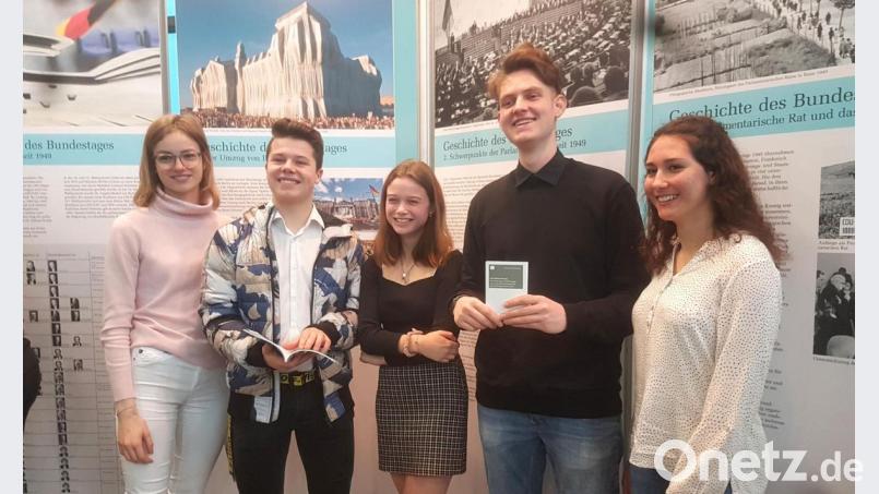 Diese Schüler kehrten erst vor wenigen Tagen von einem Berlin-Aufenthalt zurück und nutzten die Ausstellung über den Deutschen Bundestag zur Nacharbeit. Bild: Hirsch