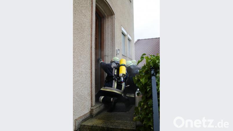 Ein angenommener Brand im Schwesternhaus beim katholischen Pfarrhof. Als erstes verschafften sich die Atemschutzträger Zugang zum Gebäude. Bild: JOCHEN NEUMANN 
ERBENDORF