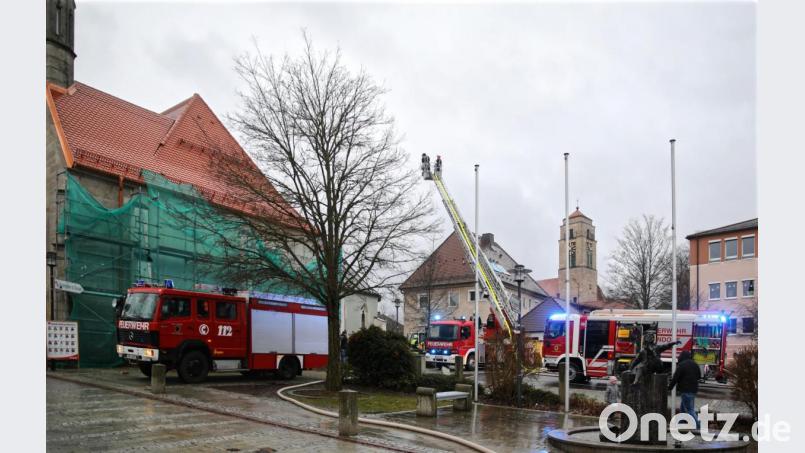 Mit drei Einsatzfahrzeugen war die Feuerwehr zur Stelle, unter anderem mit der Drehleiter. Bild: JOCHEN NEUMANN 
ERBENDORF