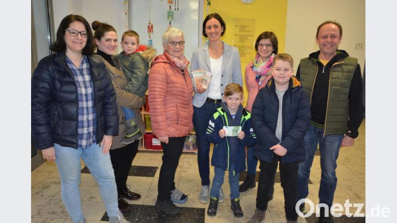 In der Grundschule wurden 600 Euro aus dem Erlös des „Lebendigen Adventskalenders“ von Organisatorin Sigrid Schwan (Vierte von links) übergeben. 400 Euro erhält die Konnersreuther Grundschule mit Schulleiterin Johanna Reger (Zweite von rechts), 200 Euro für den Kinderchor der Pfarrei nahm Laurenz Schwan (Vierter von rechts) in Empfang. Bild: jr
