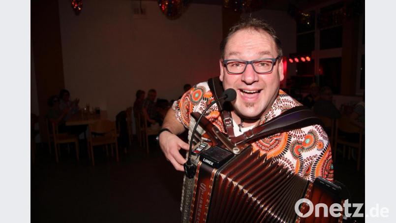 Markus Brand ist eine Stimmungskanone. Der Kastler Alleinunterhalter sorgte beim Faschingsball der Freiwilligen Feuerwehr Schönhaid-Leugas dafür, dass die Tanzfläche stets gut gefüllt war. Bild: wro