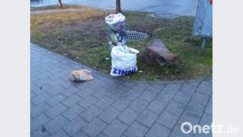 Unbekannte entsorgen ihren Müll am Bahnhof in Vilseck. Bild: Stefanie Gradl