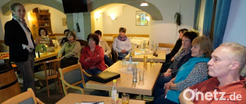 Agrarbetriebswirtin Petra Hager (links) versorgt die Ortsbäuerinnen und Landfrauen mit Informationen zu Gesundheitangeboten. Bild: le