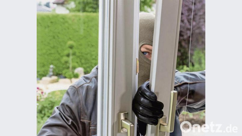 In Krumbach bei Amberg hat ein Einbrecher ein Einfamilienhaus nach Bargeld und Wertgegenständen durchsucht. Symbolbild: Erwin Wodicka