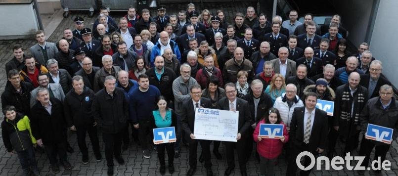 Rund 90 Vertreter verschiedener Vereine und Institutionen nahmen Spenden aus den Händen der VR-Bank-Vorstände Dieter Paintner und Andreas Reindl (vorn, Mitte) entgegen. Bild: gf