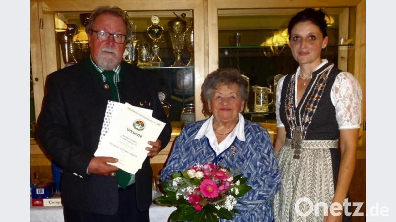 Herlinde Stauber (Mitte) ist seit 50 Jahre eine Schützin. Dafür würdigten sie jetzt Norbert Schmidt und Tanja Hirsch. Bild: ion