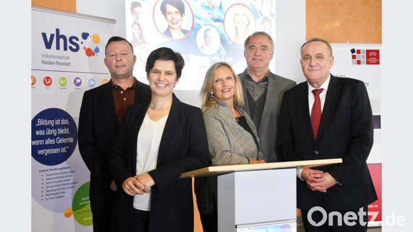 Tanja Fichtner (Zweite von links) und Susanne Kriesche (Dritte von links) folgen als Pädagogische Leiterinnen auf Leonhard Dietrich (Zweiter von rechts), der sie bis Ende August noch in ihre Aufgaben einarbeiten wird. Geschäftsführer Stefan Frischholz (links) und OB Kurt Seggewiß (rechts) hießen die &quot;Neuen&quot; willkommen und dankten Dietrich für seine Verdienste. Bild: Gabi Schönberger