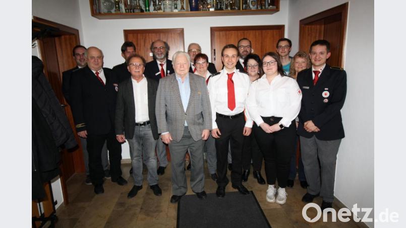 Auf allen Arbeitsfeldern der Rotkreuzarbeit ist Alois Spitzer (Sechster von links) seit 55 Jahren aktiv. Hierfür dankten ihm seine Kameraden von der Pressather BRK-Bereitschaft und die &quot;Prominenz&quot; von Stadt und BRK-Kreisverband. Bild: bjp