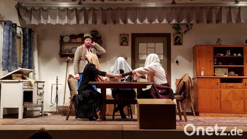 Die Schnaittenbacher Laienschauspieler um Regisseur Jürgen Meier begeistern ihr Publikum beim „Bodschamperlspuk“. Bild: ads