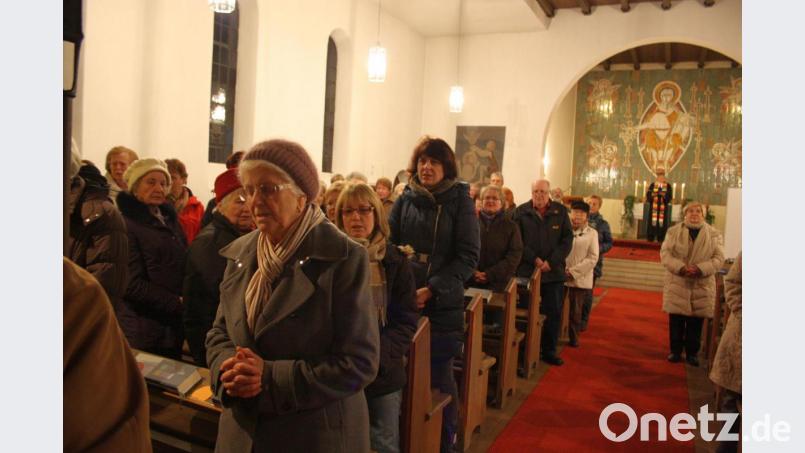 Nicht immer ist die Kirche so gut gefüllt wie bei diesem ökumenischen Gottesdienst in der Christuskirche. Pfarrerin Heidi Gentzwein (im Hintergrund) und ihre Mitarbeiter werden künftig an Sonntagen nicht nur in Schwarzenfeld, sondern abwechselnd auch in Nabburg und Pfreimd Gottesdienste anbieten. Bild: Dobler