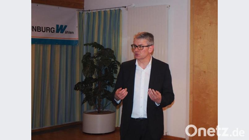 Bürgermeisterkandidat Martin Scharf stellt ihn Penting das Wahlprogramm der Freien Wähler vor. Bild: Rückerl, Lena