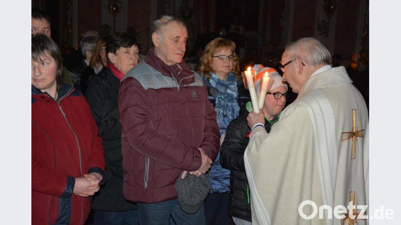 Pater Friedhelm Czinczoll erteilte den Blasiussegen. Bild: jr