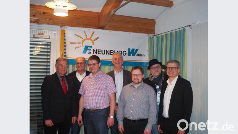 Bürgermeisterkandidat Martin Scharf stellt in Penting zusammen mit den Teamleitern das Wahlprogramm der Freien Wähler vor. Unser Bild zeigt von links MdL Joachim Hanisch, Maximilian Baumgärtner, Florian Meier, Walter Drexler, Jürgen Demleitner, Peter Schmid und Martin Scharf. Bild: Rückerl, Lena
