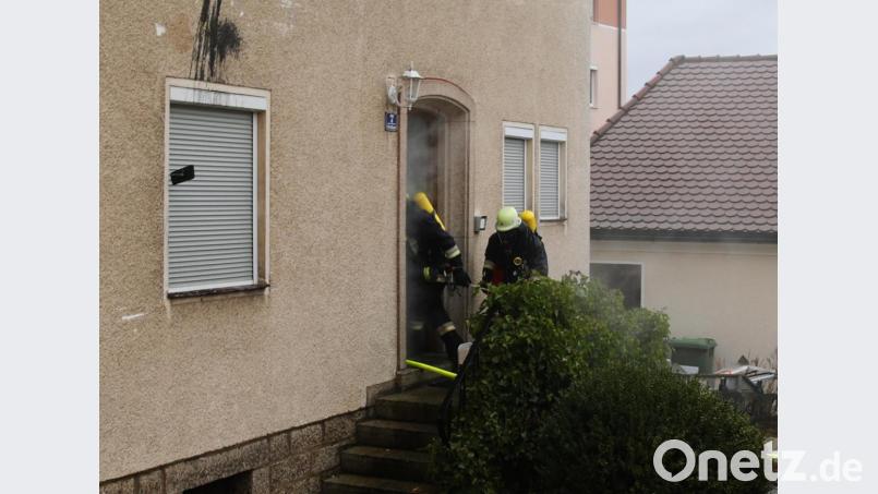 Ein angenommener Brand im Schwesternhaus beim katholischen Pfarrhof. Als erstes verschafften sich die Atemschutzträger Zugang zum Gebäude. Bild: JOCHEN NEUMANN 
ERBENDORF