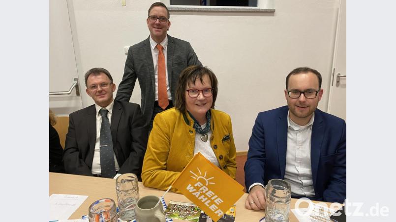 Bürgermeisterkandidat Bernd Reil (stehend) mit dem stellvertretenden Generalsekretär der Freien Wähler, Felix Locke, der FW-Kreisvorsitzenden Gabriela Bäumler und dem Marktratskandidaten Norbert Karl (von rechts). Bild: eig